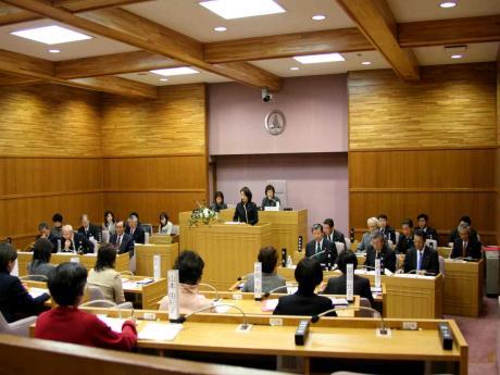 議会場で女性議会をしている人たちの写真