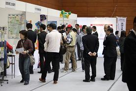 並んでいるそれぞれのブースを沢山の人がのぞいている小野市産業フェスティバルの写真