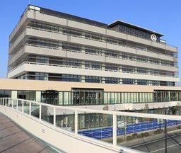 6階建ての市役所新庁舎の外観の写真