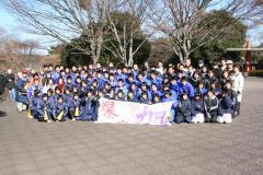 青いジャージを着た旭丘中学校の生徒たちの集合写真