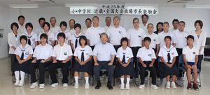 市長と近畿・全国大会出場する小中学生との集合写真