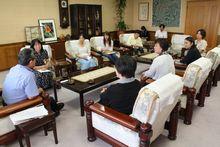 市長とまちの特派員の人たちでソファに座りながら懇談会を開いている様子の写真