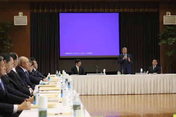 兵庫県市長会会長で市長が前で発言している写真