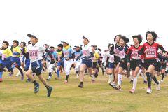 沢山の子供たちが一斉に走り出している「ONO RUN ラン WALK」の写真