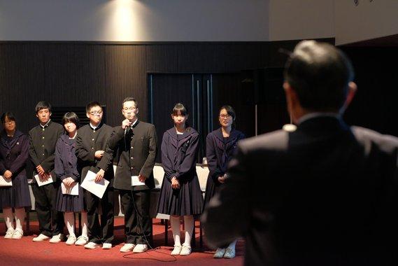 高校生達が横に並び、市長を前に発言している写真