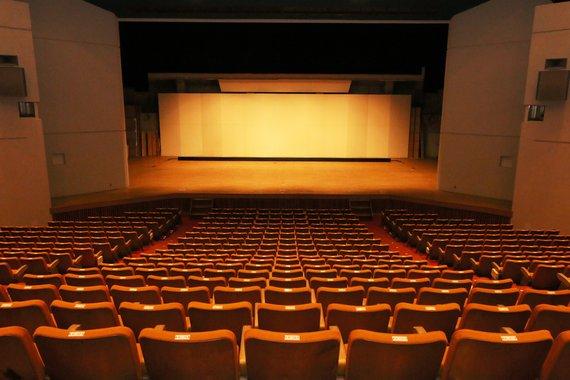 小野市民会館の大ホールの内部を正面から撮影した写真