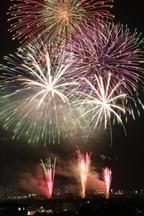 小野まつりで打ち上げられた色とりどりの花火の写真