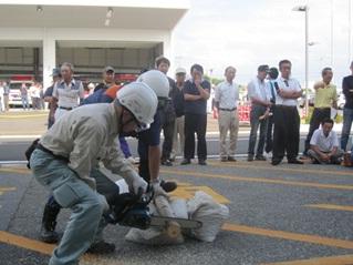 ヘルメットをかぶった男性二人でチェーンソーを取り扱っている自主防災研修会の様子の写真