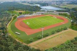 400メートルトラックを備えた浄谷黒川多目的運動広場を上空から撮影した写真