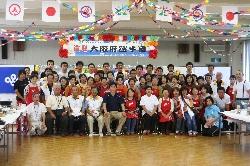 ガーランドなどで飾り付けられた部屋で撮影した民泊した人たちの集合写真