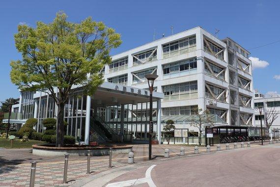 5階建ての市役所庁舎の外観の写真