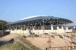 大きなドーム形の建物がある小野八ヶ池自然公園の写真