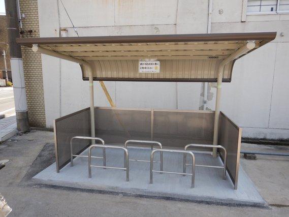 屋根が設置された小野高校前の市営駐輪場の写真
