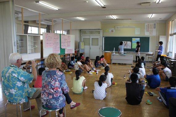 クリーグルご夫妻が教室の後ろでALT授業を見学している写真