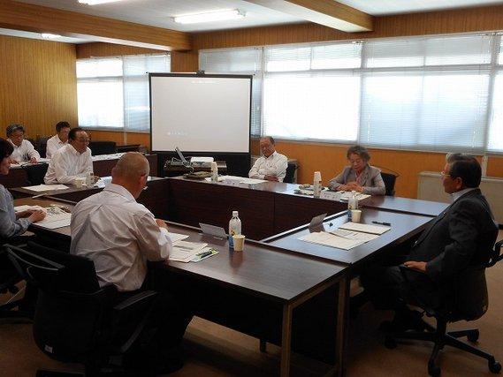 四角く囲ったテーブルに着席し、総合教育会議が開かれている様子の写真
