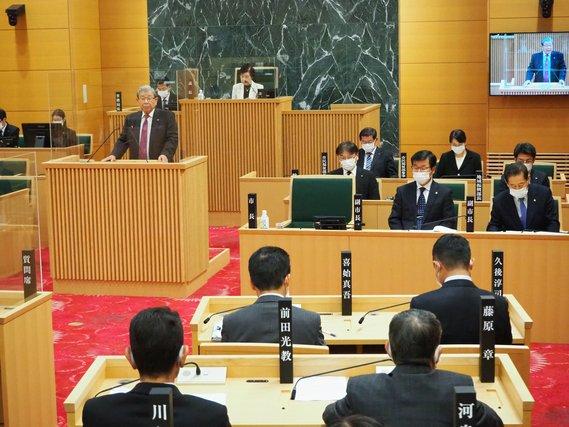 ワクチン接種に伴う臨時市議会が開催されている様子の写真