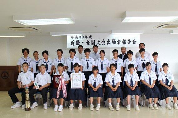 近畿大会・全国大会に出場する学生達が表彰状やトロフィーを持って正面を向いている集合写真