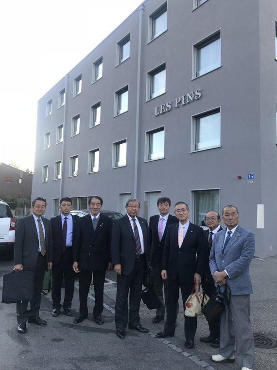 ローザンヌのEMS(社会医療施設)を訪れる全国市長会欧州都市行政調査団の写真