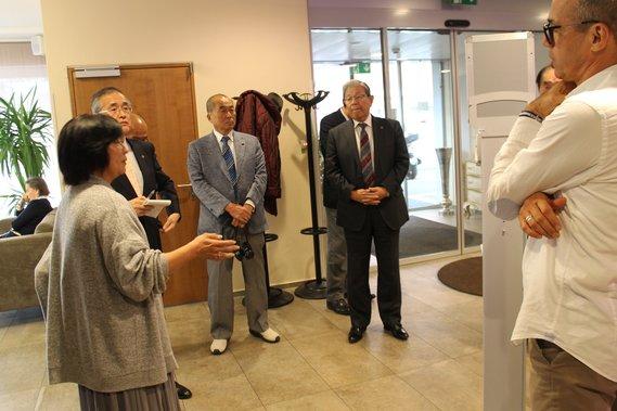 EMS(社会医療施設)で説明をうける全国市長会欧州都市行政調査団の写真