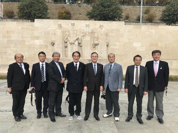 ジュネーブ宗教改革記念碑で撮影された全国市長会欧州都市行政調査団の写真