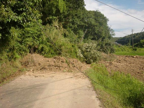 西日本豪雨により土砂崩れしている道路の写真