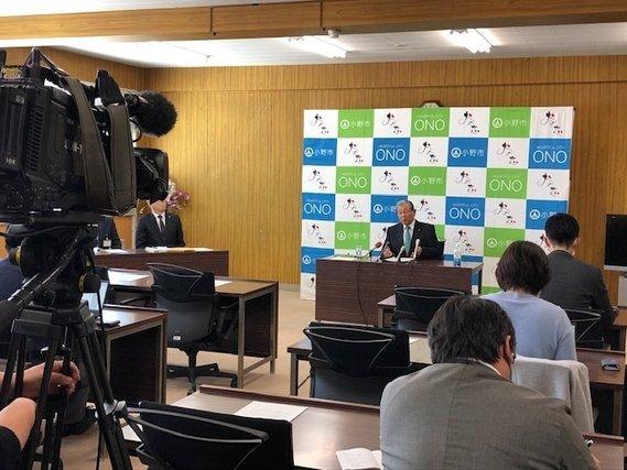 新型コロナウイルス対策について会見を開いている様子の写真