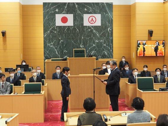 議会定例会の閉会後に行われた、田中選手への特別栄誉賞授与の様子の写真