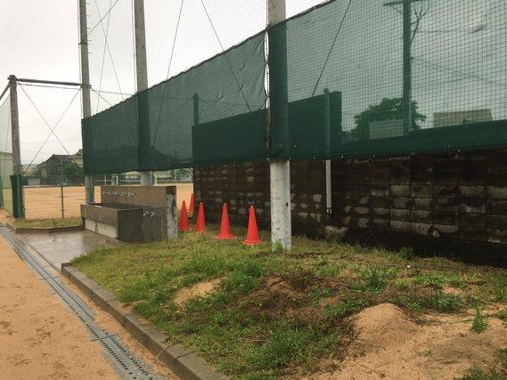 目隠しフェンスが張られたブロック塀の写真