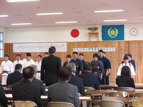 柔道着と剣道着を着た人が前に整列し、市長と向かい合っている写真