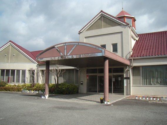 1階建ての赤い屋根があるわかあゆ園の外観の写真