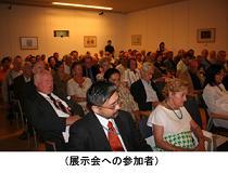 青野原俘虜収容所の里帰り展へ参加している沢山の人が椅子に座っている写真