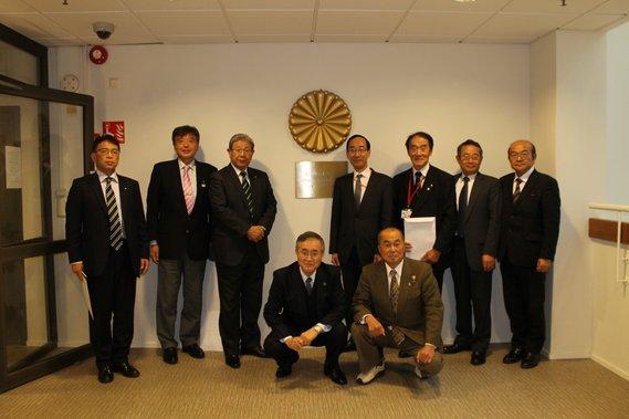在フィンランド日本国大使館を訪問した全国市長会欧州都市行政調査団の写真
