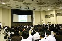 スクリーンに映したパワーポイントを用いながら発表してる小野市職員研究発表会の写真