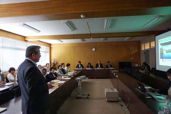 初常任委員協議会で市長がみんなの前で発言をしている写真