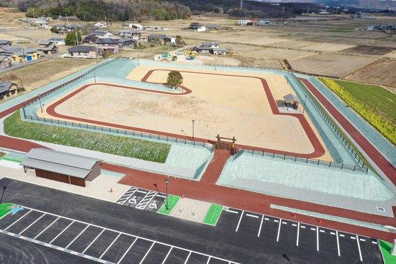 完成が近づいている堀井城跡ふれあい公園を上空から撮影した写真