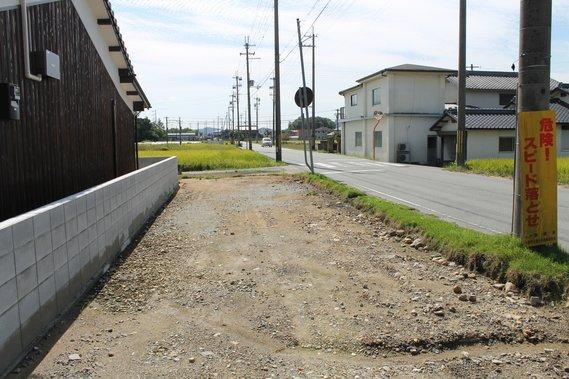 道路の外側に確保されている道路拡幅のための敷地の写真