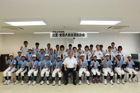 ガッツポーズをしている全国大会に出場する学生たちと市長の記念写真