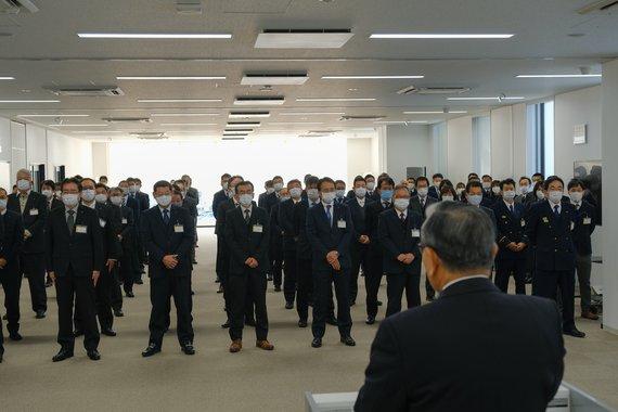 沢山の職員が整列し、仕事始め式を行っている様子の写真