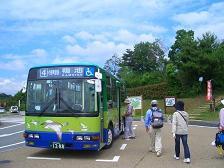停留所に止まっているらんらんバスに乗客が乗り込んでいる写真