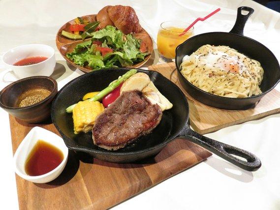 スキレットを使ったパスタや肉料理が並べられている写真