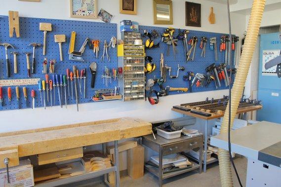 高齢者福祉センター内の様々な工具が壁に掛けられて用意されている部屋の写真