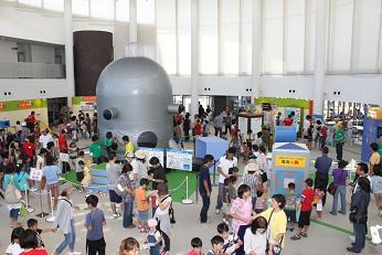 うるおい交流館エクラで開催された科学体験ひろばが来場者でにぎわっている写真