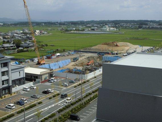 フェンスで囲われている新庁舎の工事現場の写真