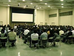 スクリーンを用いて発表している職員研究発表会の写真