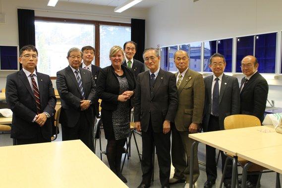 ヴィヒチィ市の小中一貫教育の現場で撮影された全国市長会欧州都市行政調査団の写真