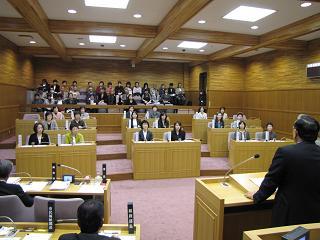 女性議会で市長が前で発言している写真