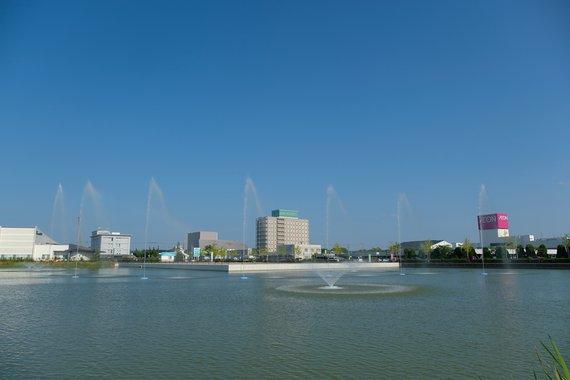 噴水が上がっている昼間のソロ池の写真