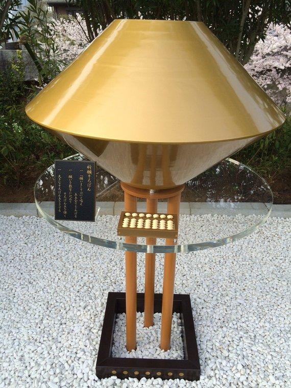 そろばんの玉をモチーフにした「祈願そろばん」のモニュメントの写真