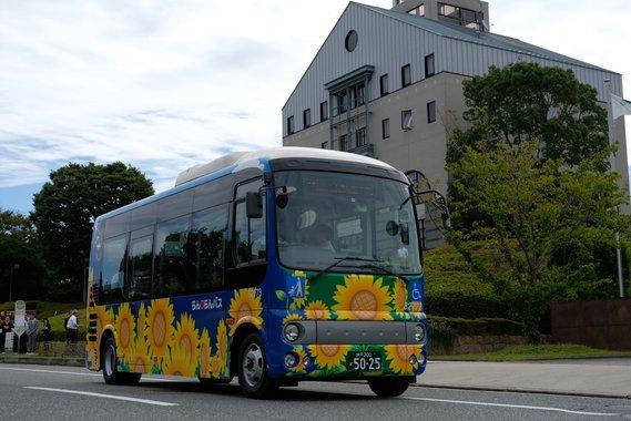 青地にひまわりがプリントされたらんらんバスの写真