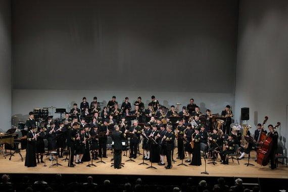 海上自衛隊呉音楽隊がステージの上で楽器を演奏している「ふれあいコンサート in ONO」の写真